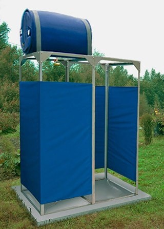 Летний душ Петромаш Садовый с подогревом 220 л с кабиной 1,6х0,8 м, обтяжкой и раздевалкой
